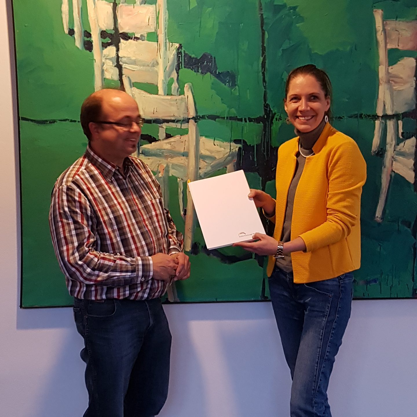 Joachim Fischer überreicht die Festschrift der TelefonSeelsorge an Dorothea Deppermann (MdL Bündnis 90/Die Grünen)